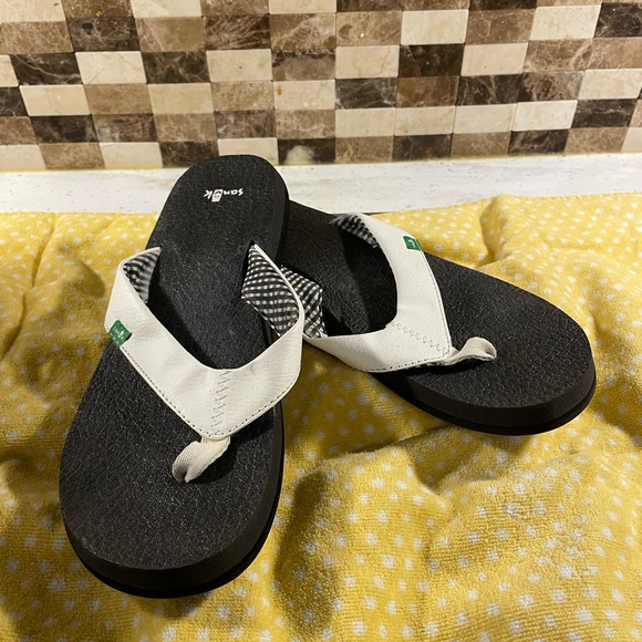 Sanuk Shoes Sanuk Flip Flops Poshmark